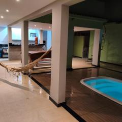 Casa Espaçosa com Piscina e Área Gourmet para Temporada