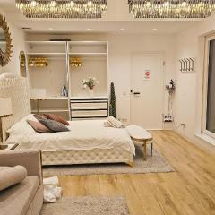 City Neubau Wohnung - Pool Gym Sauna extra buchbar