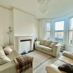 Brand New Spacious 2 Bedroom Flat near Station