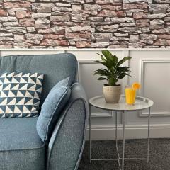 Churchill Apartment- 4 Beds- Free Parking- Near NEC BHX & HS2