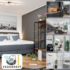 Federnest - Luxus-Studio - Kingsize Boxspringbett - Home-Office mit Monitor und Drucker - 11 Min Hbf