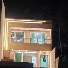 Suite 04 em casa Beira mar, com ar condicionado , cozinha completa com Micro ondas air fryer forno elétrico fogão Geladeira freezer gelagua e cafeteira elétrica Tudo para vc se sentir em casa além de um Deck com churrasqueira vista mar