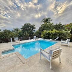 Villa tropicale avec piscine, terrasses et jardin