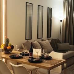 Lunix Luxury Apartment on Metro Station