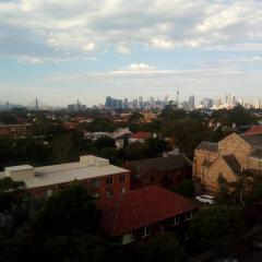 AMAZING Views of City, Anzac Bridge, Blue Mountains-2BR apt