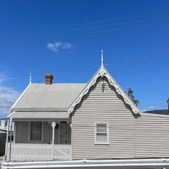 West Hobart 3 Bed Cottage with river and city views