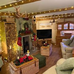 Detached property, beams, hot tub large garden