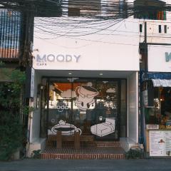 Moody Cafe & Hostel