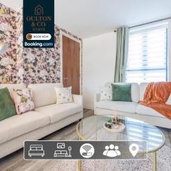 Luxury Retreat For 10 - Short Lets & Serviced Accommodation Manchester With Hot Tub and Spacious Garden