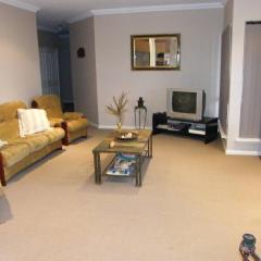 Mountain Park on 50 acres, beautiful views, river close by, sleeps 12, 5 bedroom