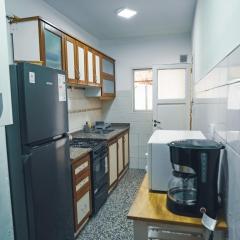 Check and Home - Mitre - 5 Huéspedes con Balcón a la Calle, Patio y Parrilla