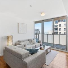 2BR Port Melbourne apt - 2 min walk from beach