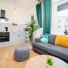 Modern Suite - Perfect for 5 Guests - 2 Balcony - Netflix - by Smart Home