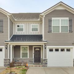 WFH Setup, Fenced Yard! Spacious Spring Hill Stay