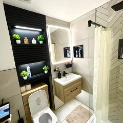 West-End 2 Bed Flat Entire Place w Free Parking