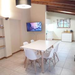 Hermosa casa con patio a una cuadra del lago