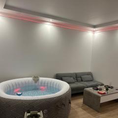 Jacuzzi Privé & Cinéma - Suite Romantique