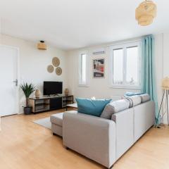 2 bed apartment, AC, parking, balcony, near the river