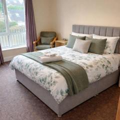 Quiet 2-Bed Suburb Stay, Free Parking & Near City