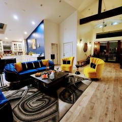 Entire Luxurious Vaulted Haven with Pool