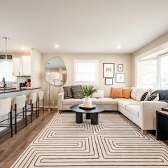 Hot Tub - Fire Pit - Shuffleboard - Walk to Track - Family Friendly