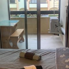 Studio refait neuf ,4 personnes, terrasse, parking privé, climatisation