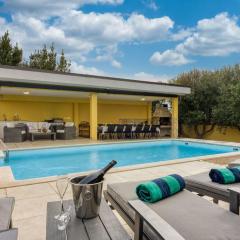 Holiday Home Charmante Familienvilla für 14 Personen in der Nähe von Porec by Interhome