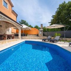 Holiday Home Villa Fortuna für bis zu 9 Personen und mit beheiztem Aussenpool by Interhome