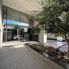 013B - Lindo apartamento na praia de Bombas.