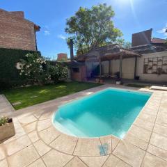 Casa con jardín, quincho y piscina privada