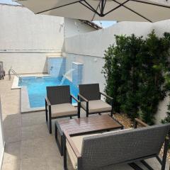 Casa com piscina, 700M da praia