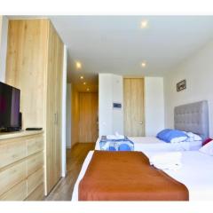 Oasis in Zona T with 2 Queen Beds, Pool, Sauna & Gym