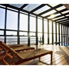 Oasis in Zona T with 2 Queen Beds, Pool, Sauna & Gym