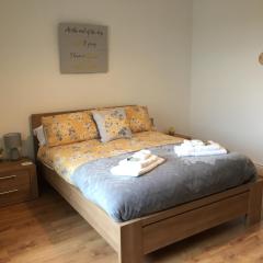 Sea & Mountain view-Garden-Wi-Fi-Parking- Sleeps 4