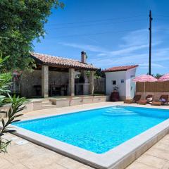 Holiday Home Haus Daniela mit überdachter Terrasse und Pool by Interhome