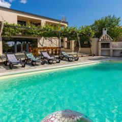 Holiday Home Schönes Ferienhaus in Modrusani mit Großem Garten by Interhome