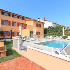 Holiday Home Haus in Vinkuran mit Pool und Bergblick by Interhome