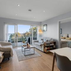 Avocet 2 Luxury Apartment with Pool and Parking