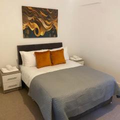 Modern 3-Bed Flat by High Street & Designer Outlet