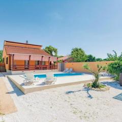 Holiday Home mit Pool by Interhome