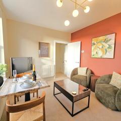 Contemporary first-floor apartment close to town - Pass the Keys