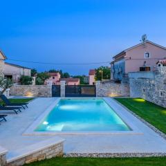 Holiday Home Villa Grande- klimatisiert und mit Pool in Jursici by Interhome