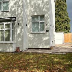 Family small group-WiFi-Parking-Garden-Sleeps 6