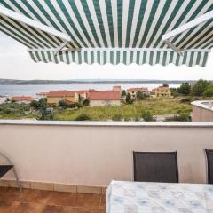 Apartment Jadro Apartments in Barbat mit Grill und Whirlpool by Interhome