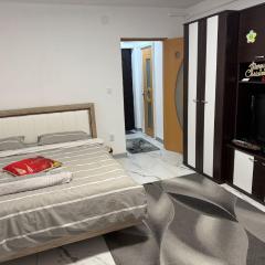 Garsonieră parter, 1 dormitor cu terasa si loc de joacă, PARCARE GRATUITĂ, Craiova