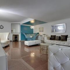 Elegant 5 Bedroom House With Jacuzzis And BBQ