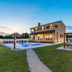 Holiday Home Beeindruckende Luxusvilla mit beheiztem Privatpool by Interhome