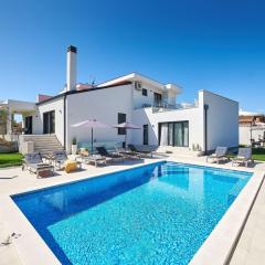 Holiday Home Villa Dolcea - Elegant und stilvoll mit Pool by Interhome
