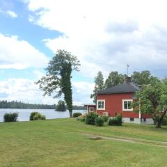 Holiday Home mit Garten und Holzterrasse am See by Interhome