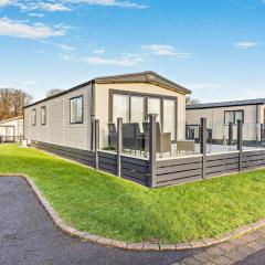 Binky Lodge Stylish Cosy 3-Bedroom Holiday Lodge Hoburne Naish Barton on Sea